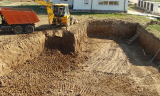 Рытье котлованов под фундамент в Сосновом Бору – цена от 2609 руб. за м3 | ГОСТСТРОЙ